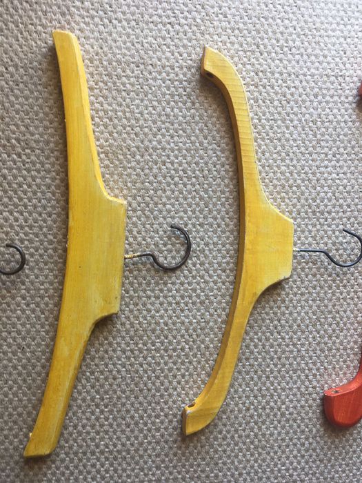 Cabides pintados em madeira nobre e cabide de madeira recortado