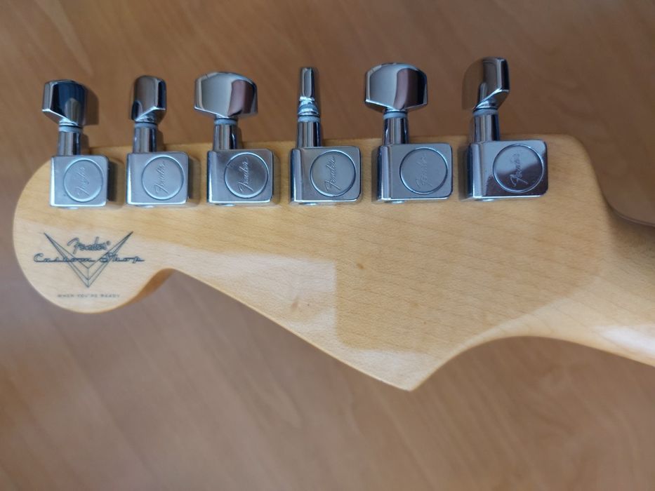 Продам Fender Stratocaster Deluxe Custom Shop