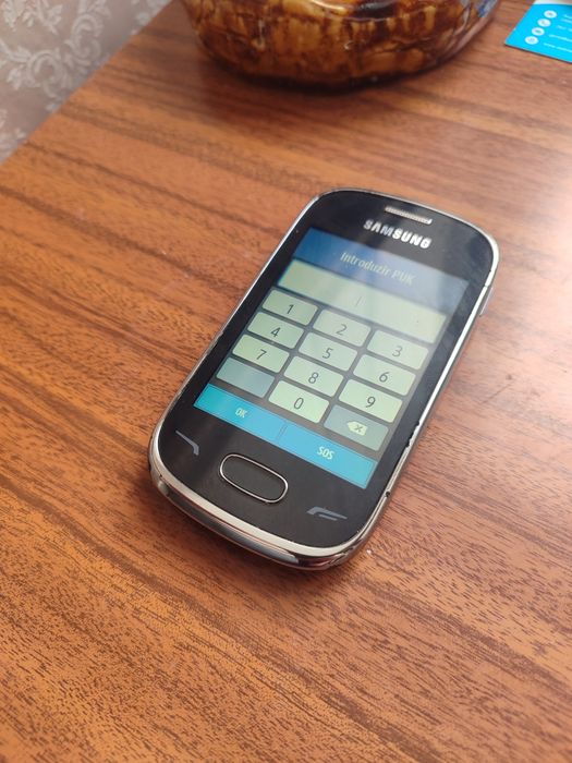 Este é um telemóvel Samsung Rex 70 (GT-S3800W)