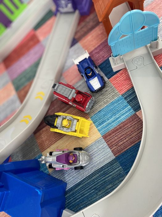 Psi Patrol uratuj miasto 4 auta