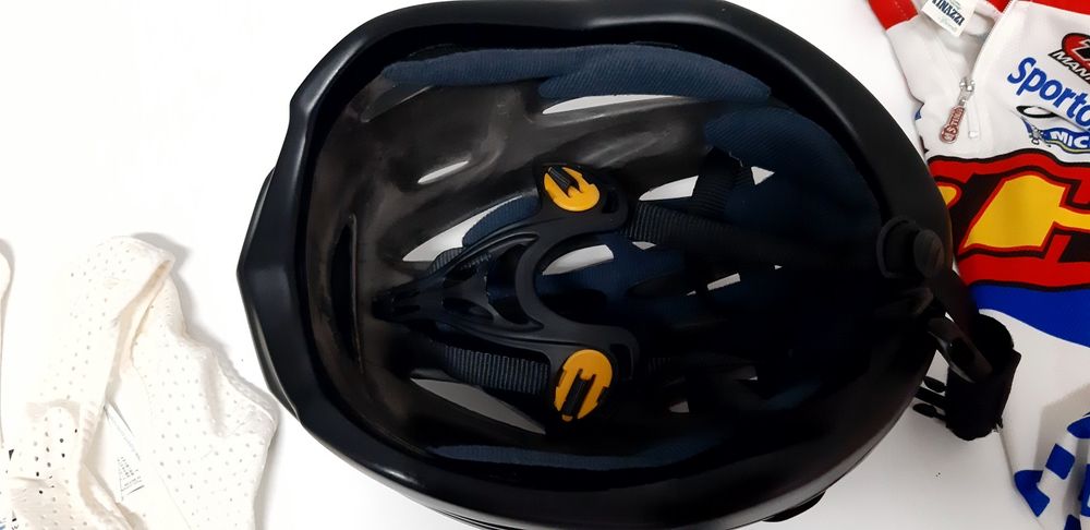 Roupa ciclismo com capacete
