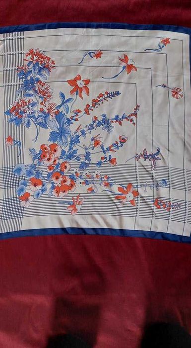 Kremowa chusta w niebiesko czerwone kwiaty 67x65