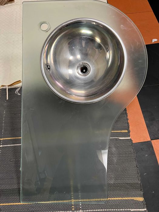 Lavatório inox com bancada em vidro