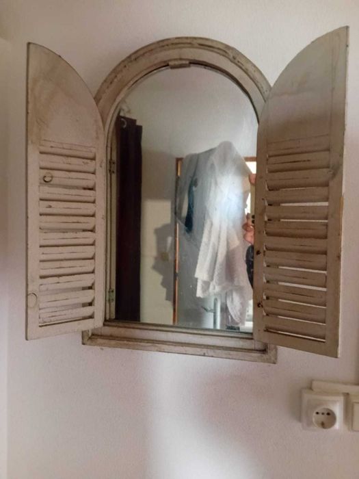 Espelho de parede pequeno com persianas, 38 cm por 60 cm