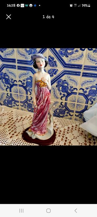 Estatuetas e pratos decorativos