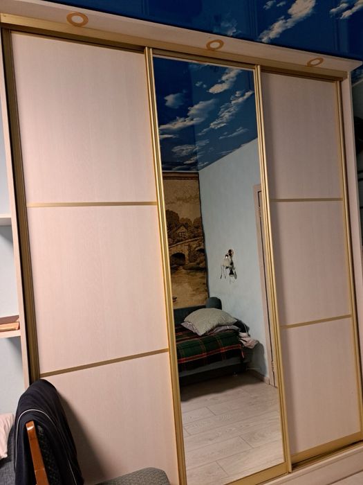 Частина будинку біля зупинки можна з котом