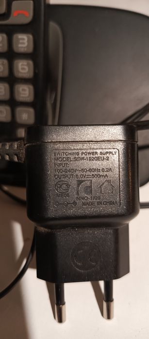 Pozostałości po stacjonarnym telefonie Philips.