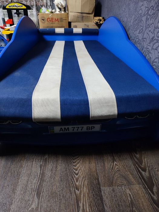 Продам детскую кровать BMW