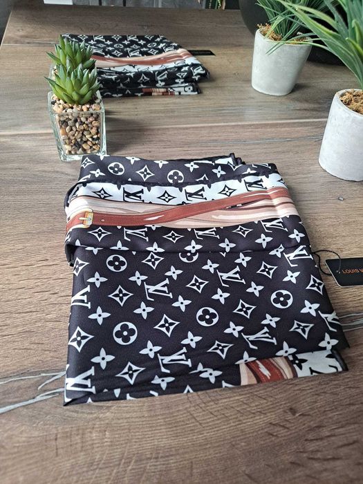 Chusta apaszka w stylu Louis Vuitton Monogram 90 × 90 cm – jedwab