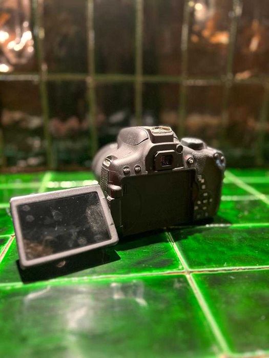 Canon EOS 750D - Corpo + Lente EF-S 18-55mm