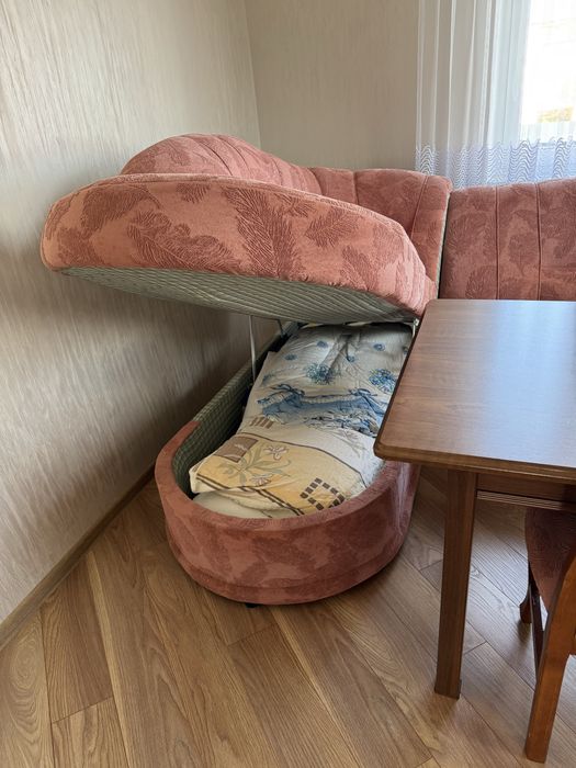 Кутовий диван для гостей у комплекті з столом і кріслами