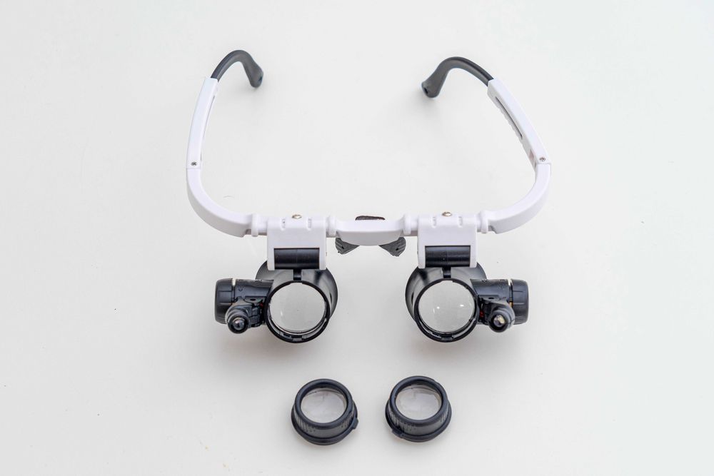 Óculos com lupa e luz LED frontal para trabalhos minuciosos