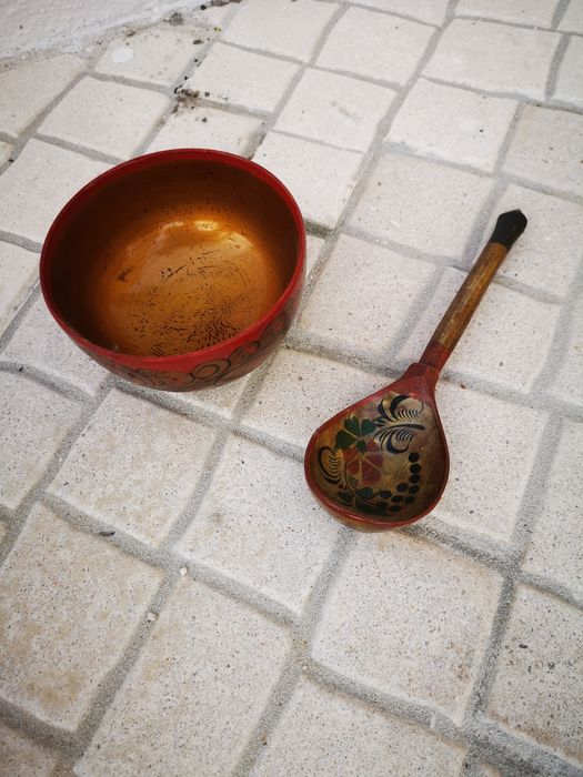 Taça e colher de madeira russas