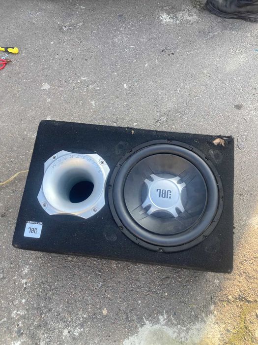 Потужний Сабвуфер JBL  може бути за додаткову ціну і з підсилювачем до нього