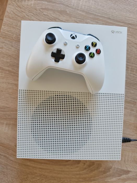 Konsola Xbox one s z padem