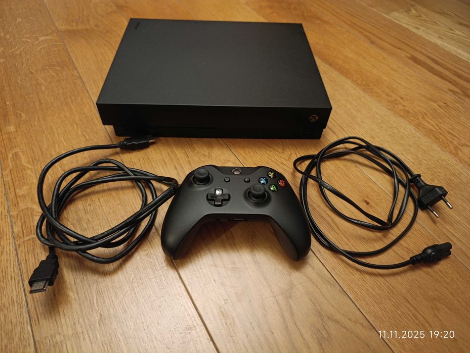 Xbox One X 1TB stan bardzo dobry (konsola, pad, okablowanie, pudełko)