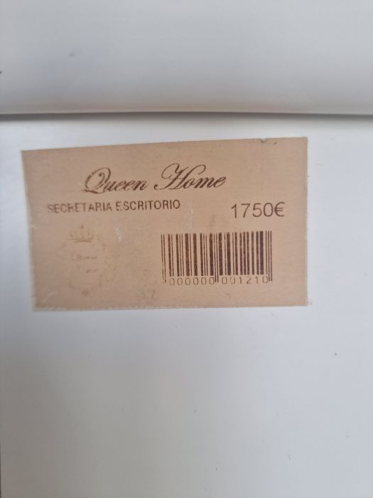 Secretaria branca com apontamentos dourados