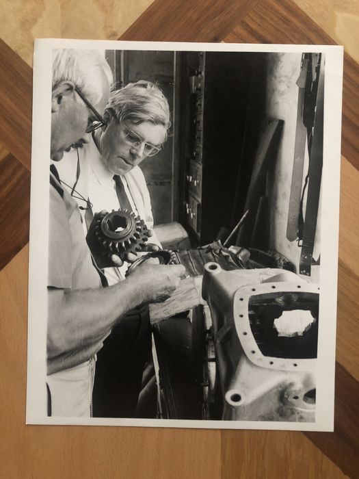 Oryginalne zdjecie Inżynierów Bentley Blower 1973 przy pracy