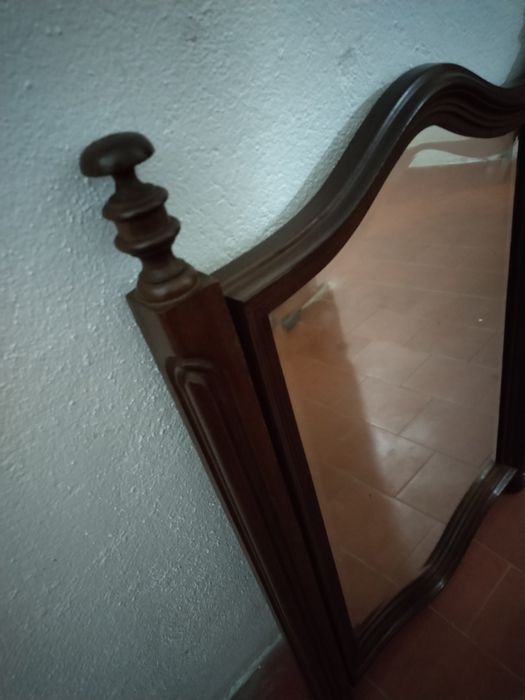 Espelho biselado de parede com moldura em madeira