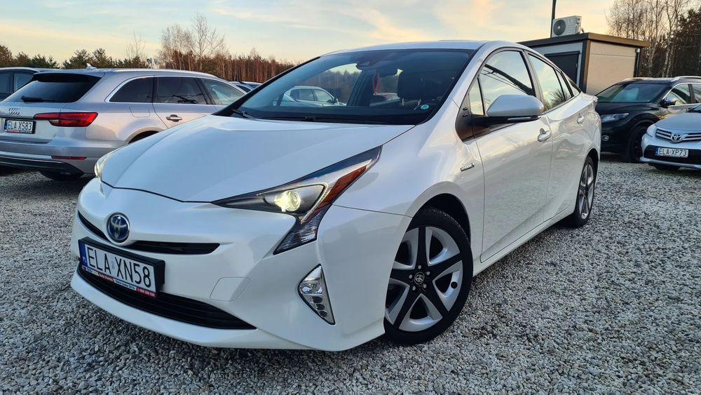 Toyota Prius hybryda 1,8 automat kamera asystent pasa czujniki