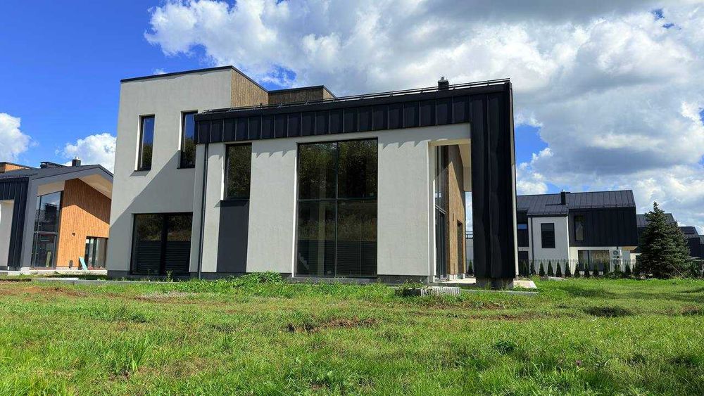 Просторий будинок, котедж в КМ