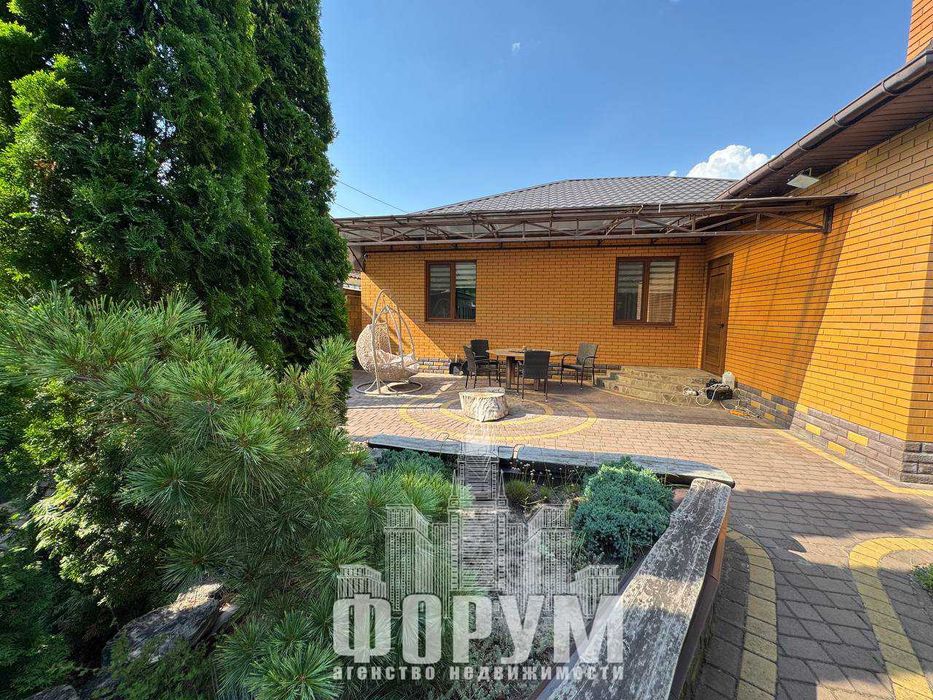 Современный дом в элитном поселке на Великом Лугу