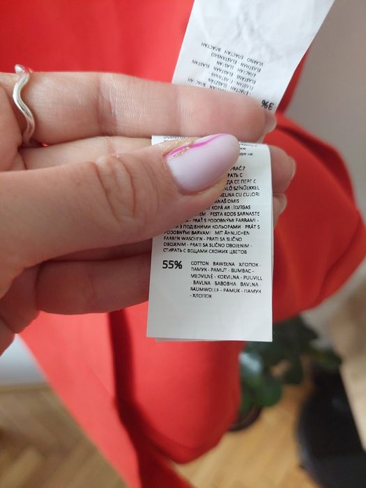 Czerwona koralowa sukienka dopasowana lekko opadające ramiona na wesel