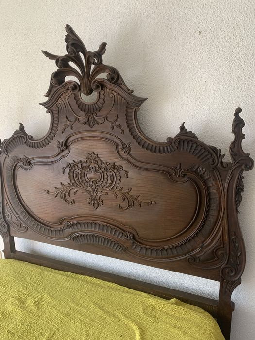 Cama de Casal Antiga em Madeira Maciça – Elegância e Carácter