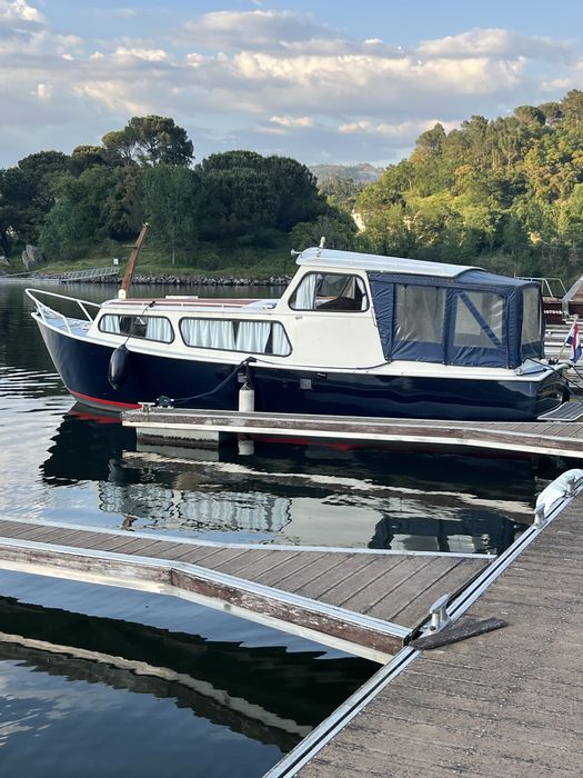 Barco de recreio com capacidade de 10 passageiros e com casco em aço naval e motor 180 D, gasoleo, 8,5 m, de 1985