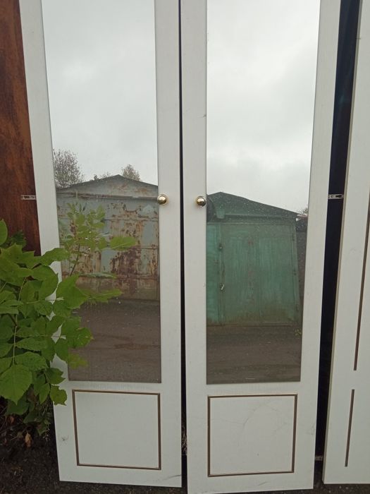Продам чотири дверки до шафи білого кольору.