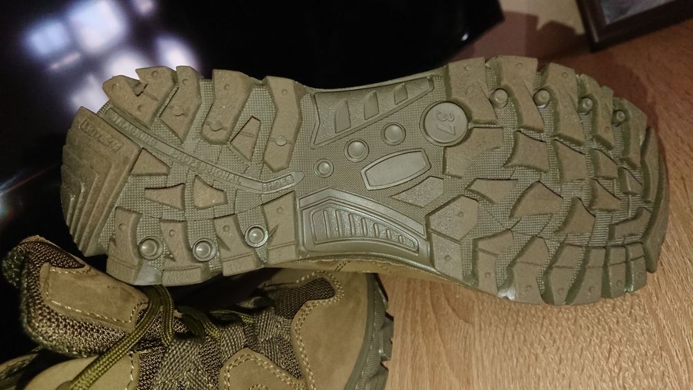 Армійські кросівки