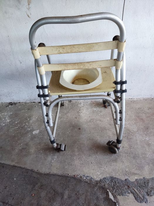 Vendo Cadeira Sanitária com Rodas