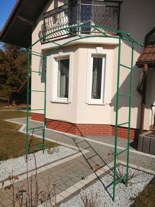 Pergola ogrodowa, metalowa na pnącza, róże, kwiaty