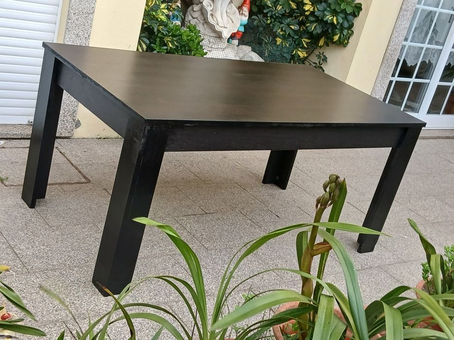 Vendo MESA DE JANTAR GRANDE e moderna para sala ou cozinha.