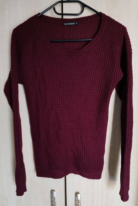 Bordowy sweterek