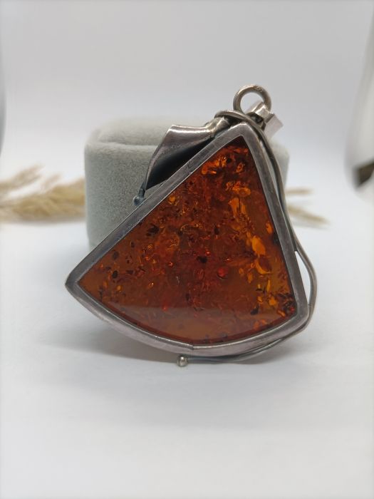 Widoczna zawieszka z bursztynem, srebro 925