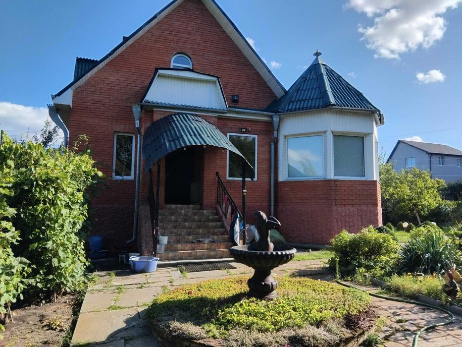 Затишний цегляний двоповерховий будинок в Хлепчі.