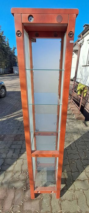 Witryna szklana mleczna z półkami