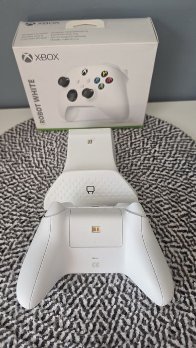 Pad XBOX + stacja ładująca i aku.