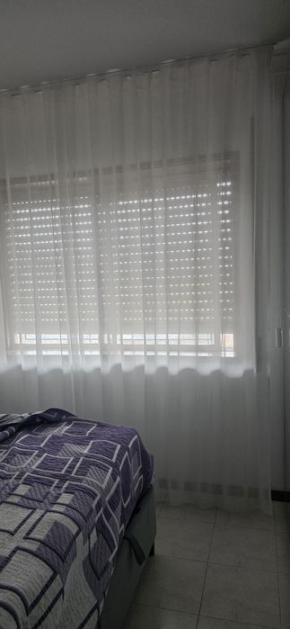 Conjunto Completo de Cortinados Brancos com Calhas e Molas