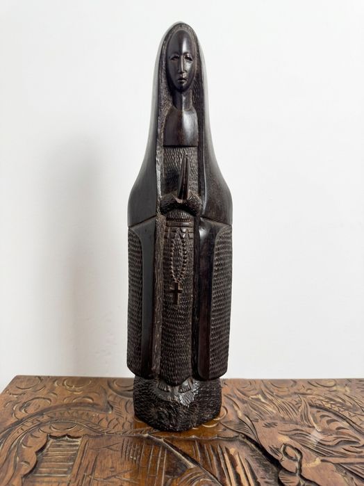 Escultura em madeira escura – artesanal – em ótimo estado