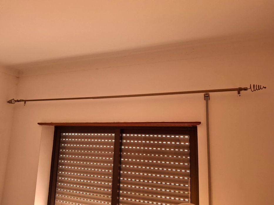 2 varões cor bronze para cortinas de argolas, do Gato Preto