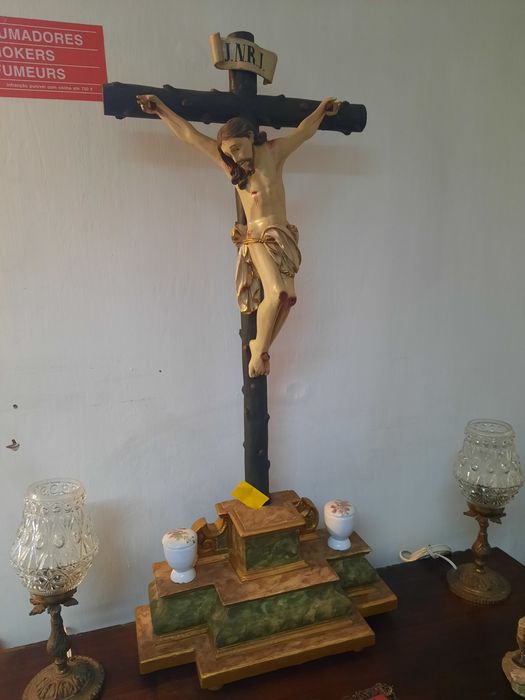 Crucifixo com base marmoreada
