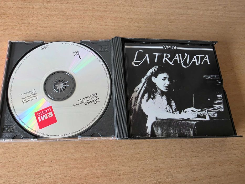 2 CDs de música com "La Traviata" de Verdi