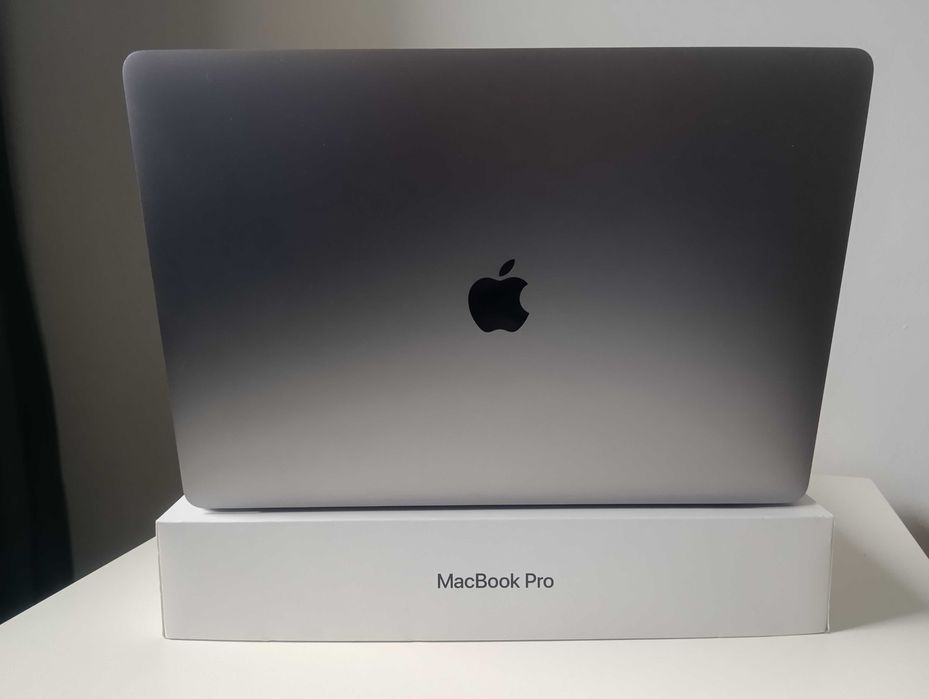 Macbook Pro A1990/15,4" Retina /i9/16GB/512GB SSD/Touch Bar/Radeon 4GB