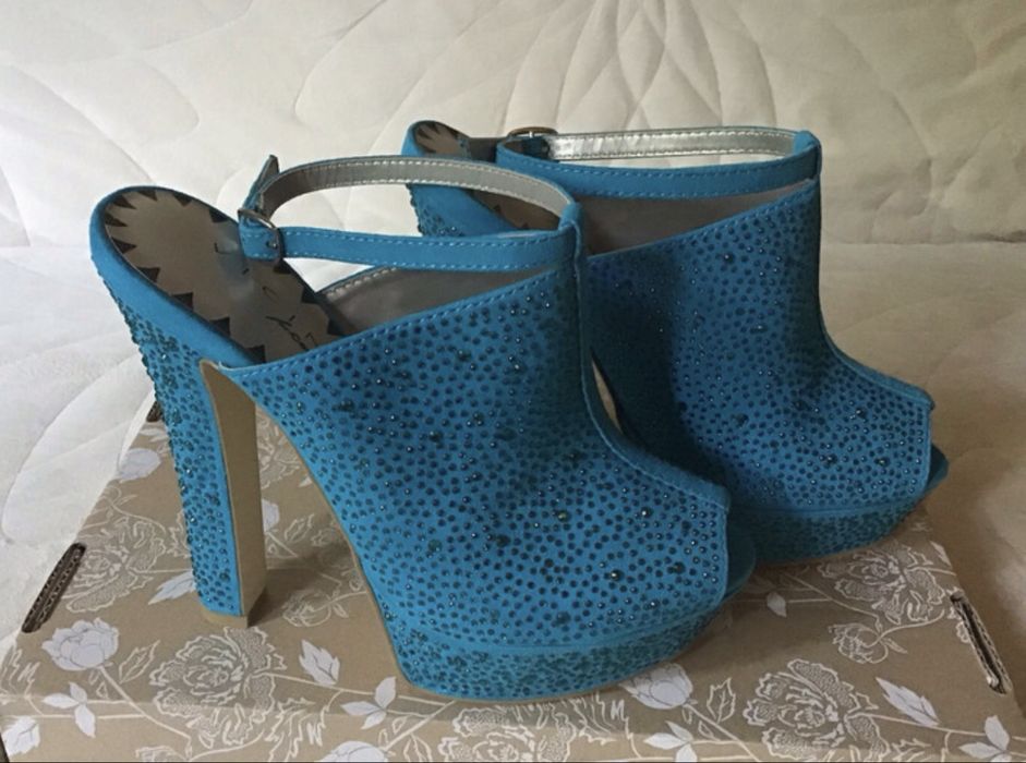Śliczne buty mule wysokie z ozdobnymi dżetami. VICINI