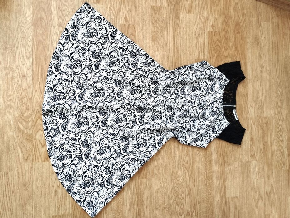 Sukienka z koronką M