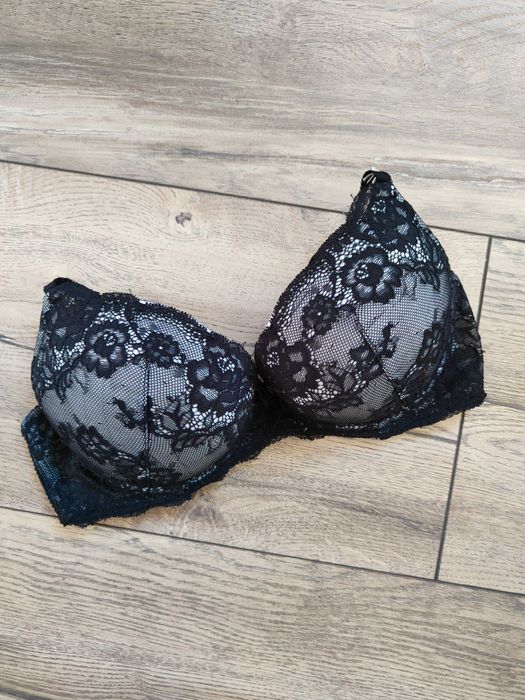 Czarny biustonosz koronkowy H&M 75C Push Up