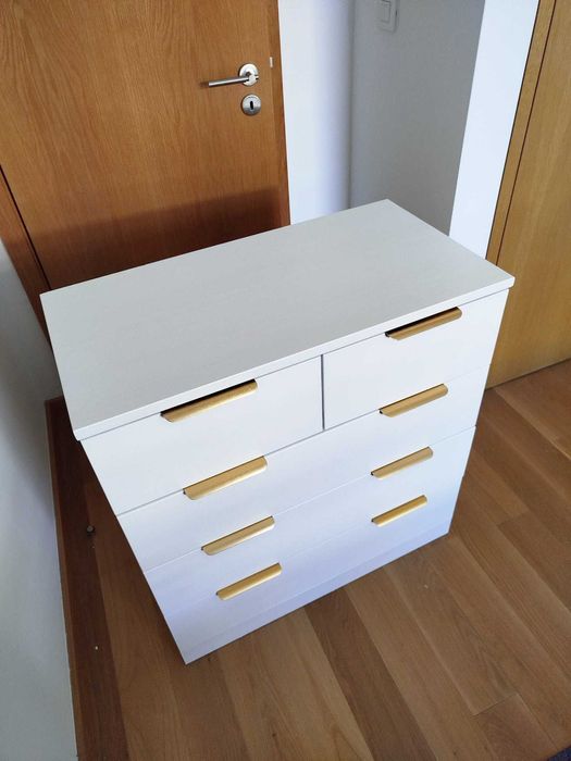 Comoda branca em madeira maciça