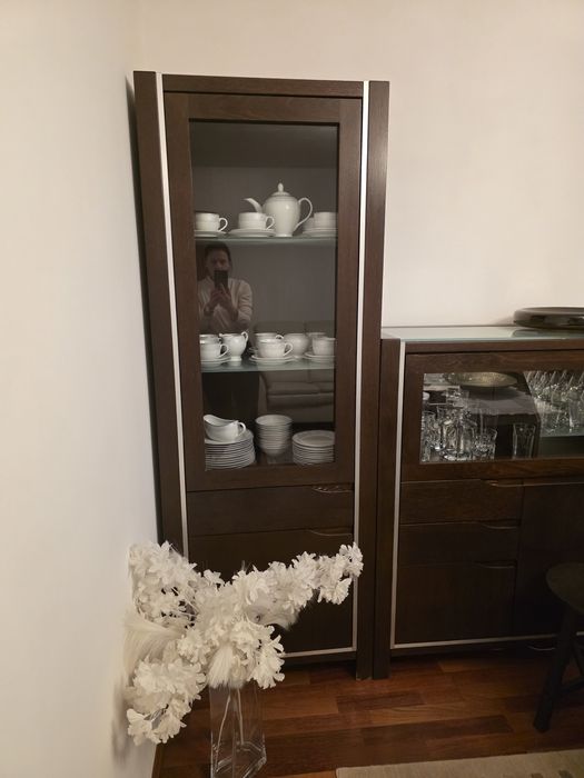 Zestaw drewnianych mebli